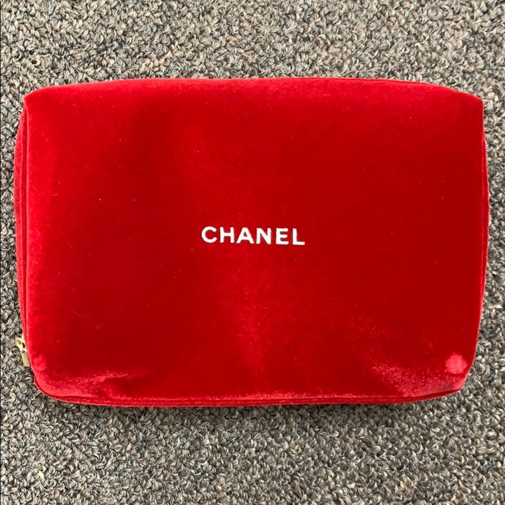 Brand New CHANEL Holiday Lip Gloss Set with Clutch - Picture 4 of 8